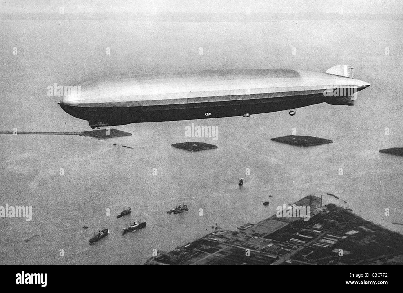 Flying Zeppelin High Resolution Stock Photography and Images - Alamy