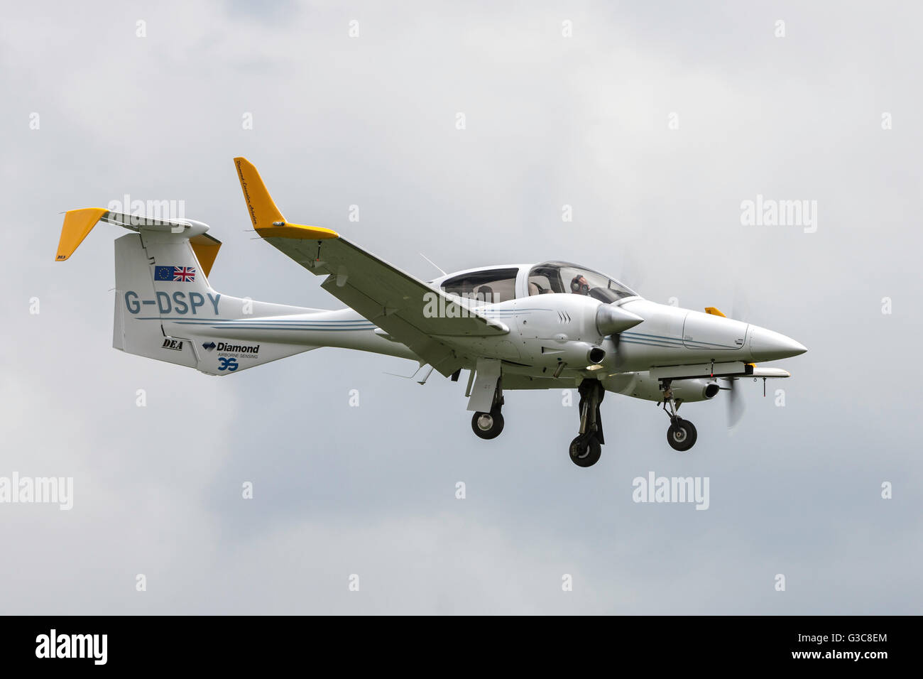 Light twin engine propeller hi-res stock photography and images - Alamy