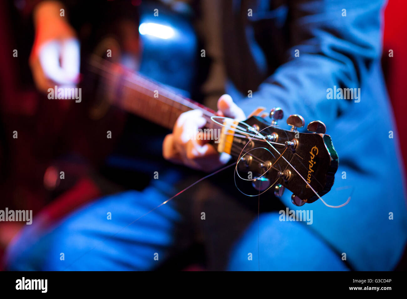 Uncut guitar strings hi res stock photography and images Alamy