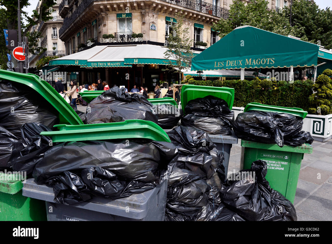 Garbage collect on strike in Paris Stock Photo - Alamy