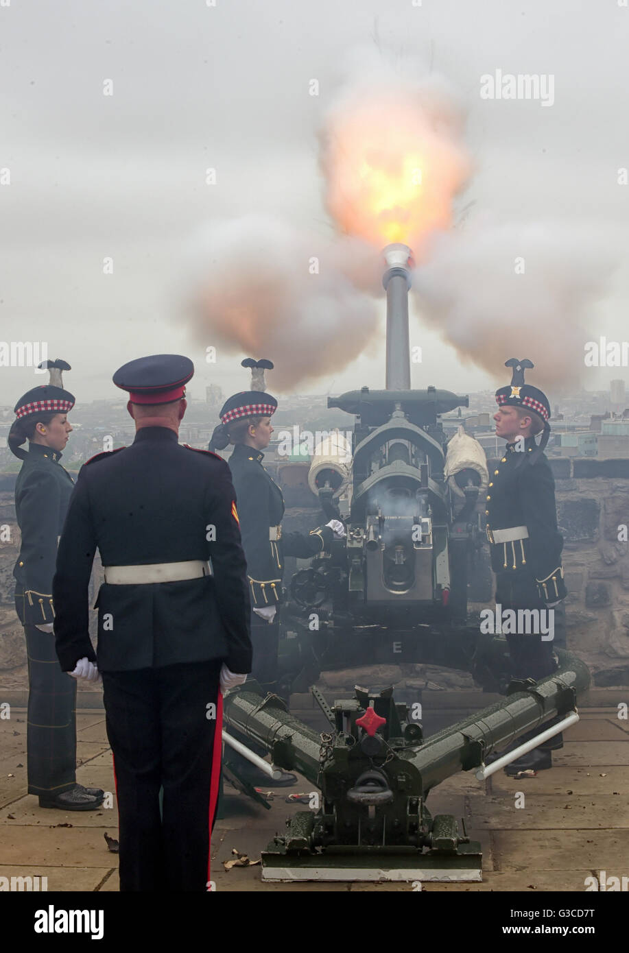 21 gun salute edinburgh castle hi-res stock photography and images - Alamy