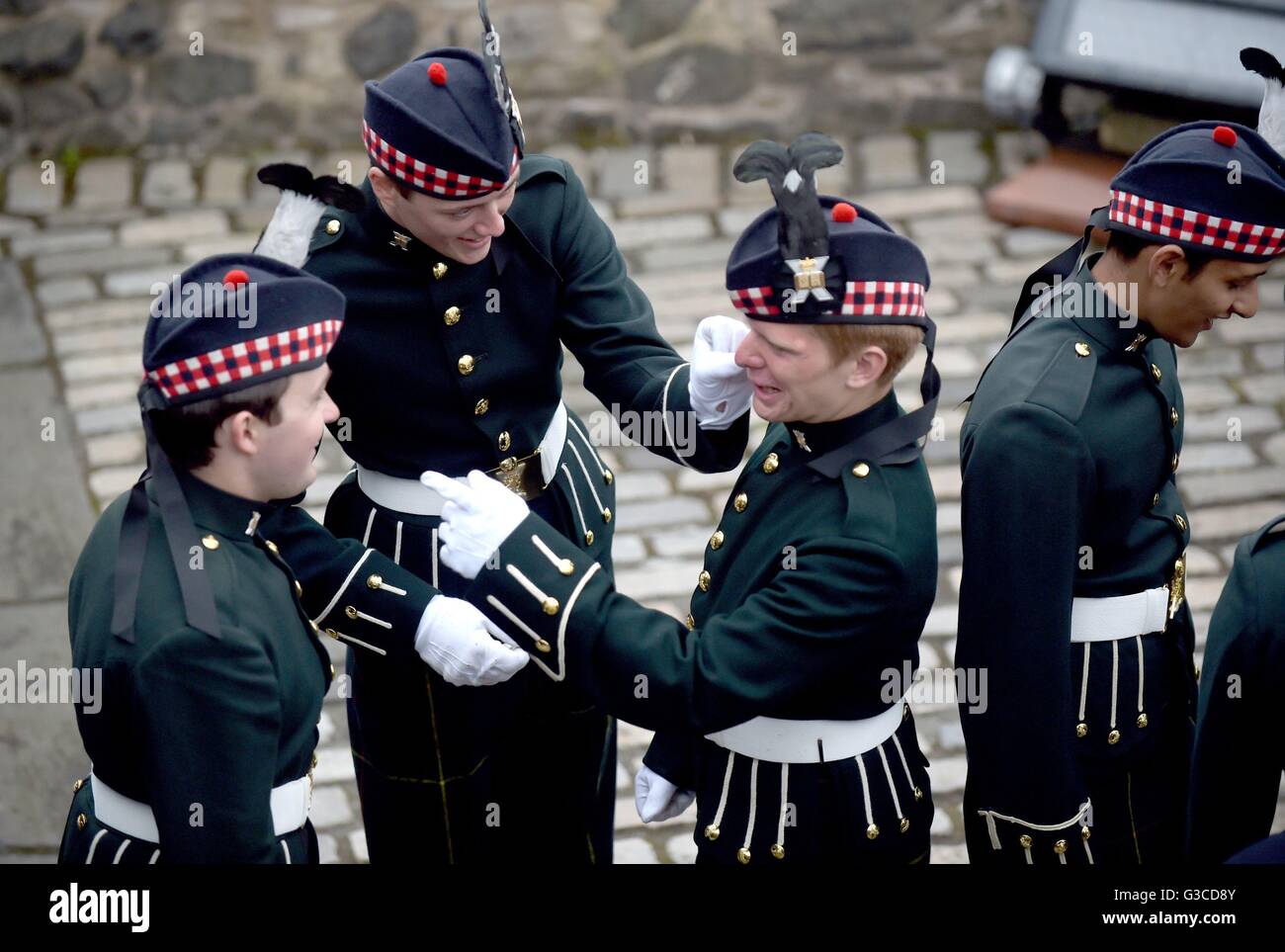 Gun castle edinburgh firing hi-res stock photography and images - Alamy