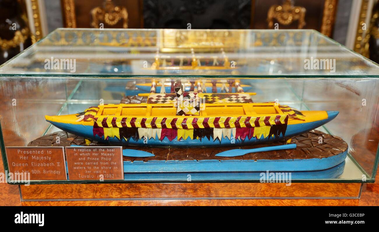Governor General Sir Iakoba Italeli of Tuvalu presented Queen Elizabeth II with a replica canoe of the one she and the Duke of Edinburgh arrived by during their visit to Tuvalu in 1982, ahead of a lunch at Buckingham Palace in London. Stock Photo