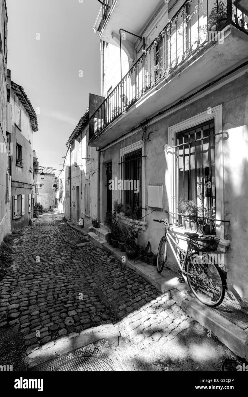 Alley in Arles, Bouches-du-Rhone, Provence-Alpes-Cote d'Azur, Southern France, France, Europe, Stock Photo