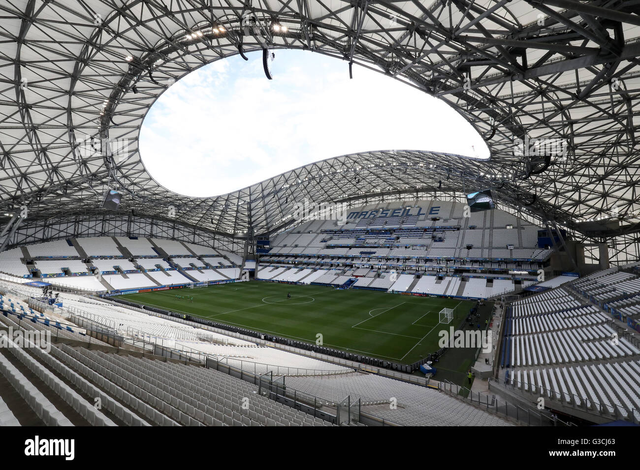 a-view-of-the-pitch-at-the-stade-velodrome-marseille-G3CJ63.jpg