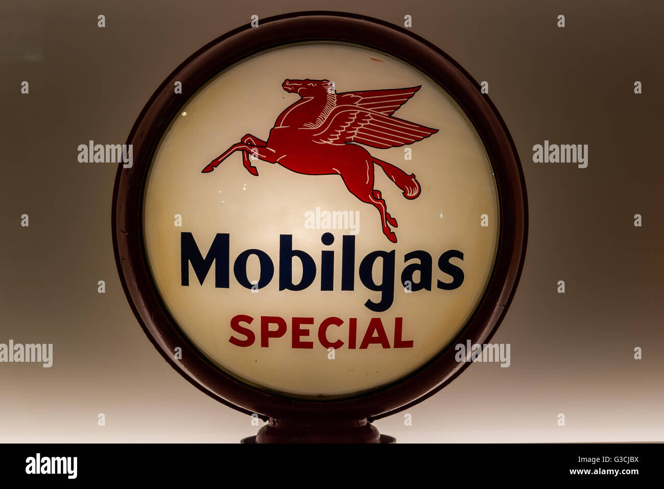 Mobil logo hi-res stock photography and images - Alamy
