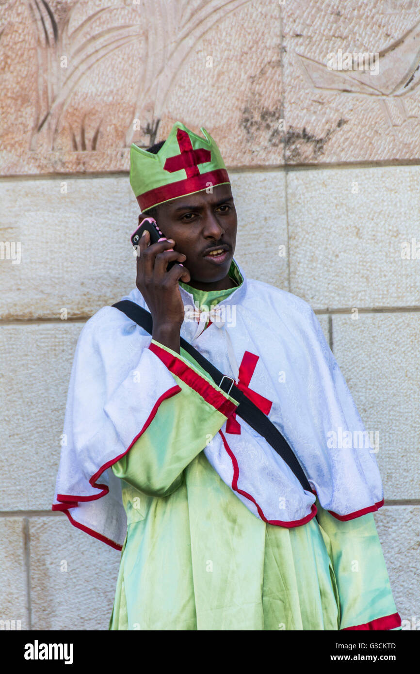 Man, dark-skinned, vestment, mobile, mobile phone, phone, telephoning, information Stock Photo