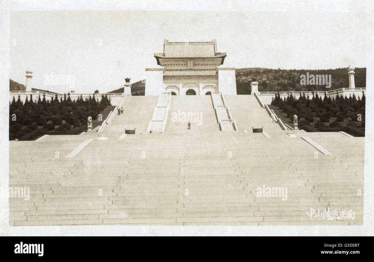 The 360 steps leading up to the Mausoleum of Dr. Sun Yat-sen's, situated at the foot of the second peak of Mount Zijin in Nanjing, People's Republic of China. Construction of the tomb started in January 1926 and was finished by spring 1929.     Date: circ Stock Photo