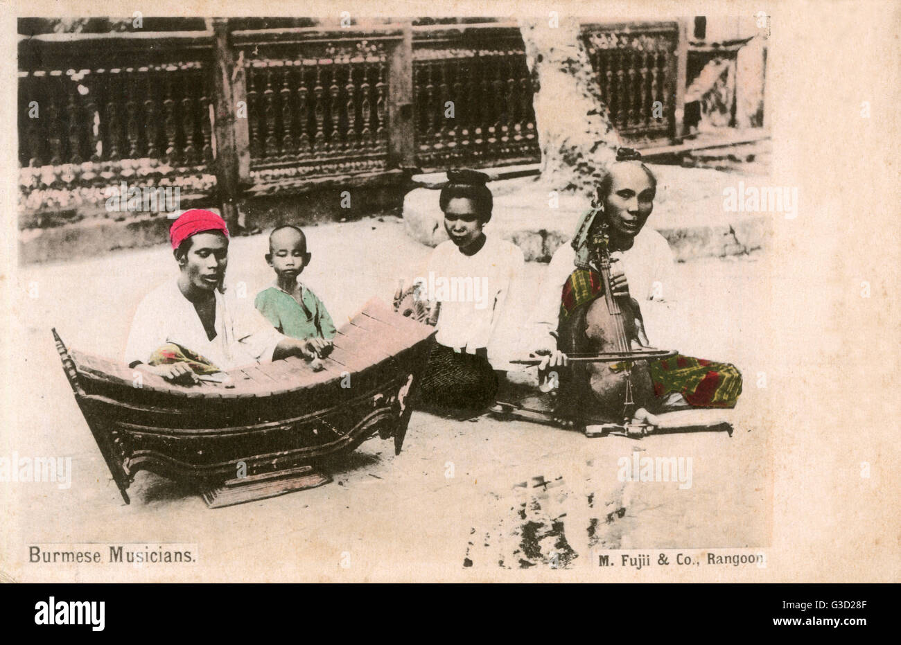 Myanmar - Street Musicians playing a curved Burmese Xylophone or Pattala and the Mon violin, a 3-string fiddle with a western-like body played upright.     Date: circa 1906 Stock Photo