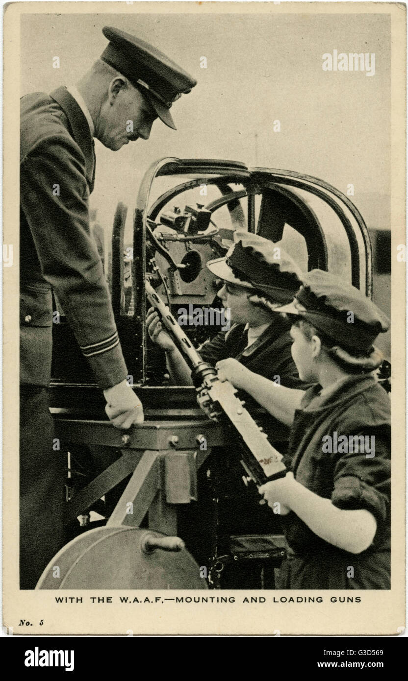 WW2 - With the W.A.A.F. - Mounting and Loading Guns Stock Photo