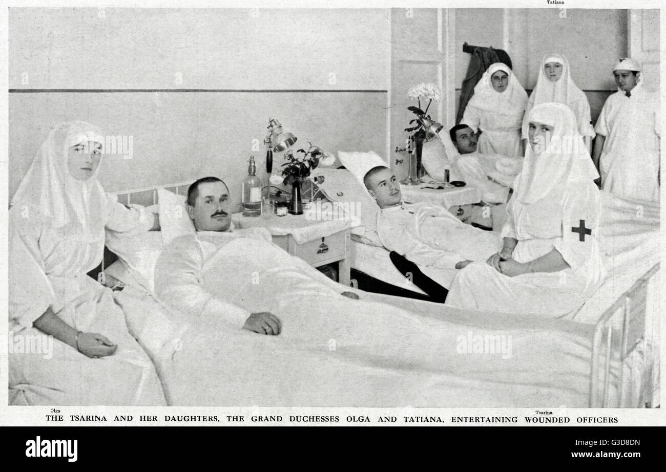 Empress of Russia & daughters assisting at hospital 1915 Stock Photo