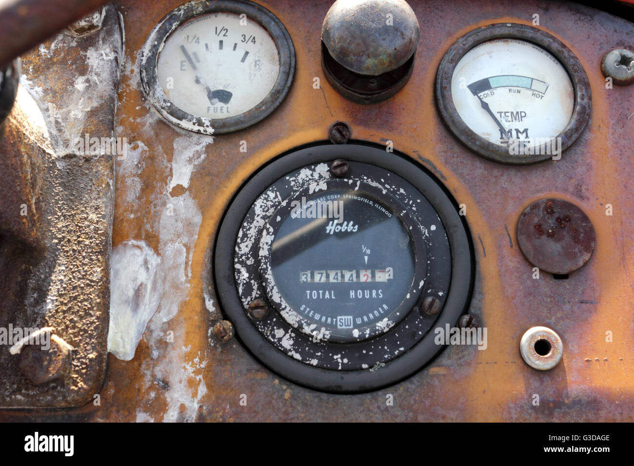 https://c8.alamy.com/comp/G3DAGE/the-proofmeter-fuel-gauge-and-temperature-gauge-on-a-vintage-super-G3DAGE.jpg