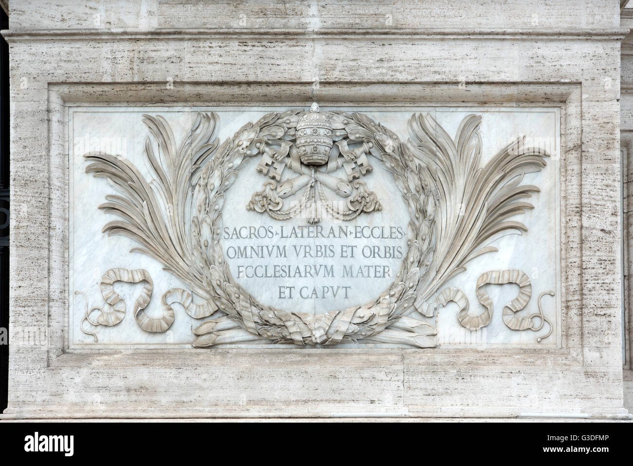 Italien, Rom, Päpstliche Erzbasilika San Giovanni in Laterano (auch Lateranbasilika), Inschrift 'Omnium urbis et orbis ecclesiar Stock Photo