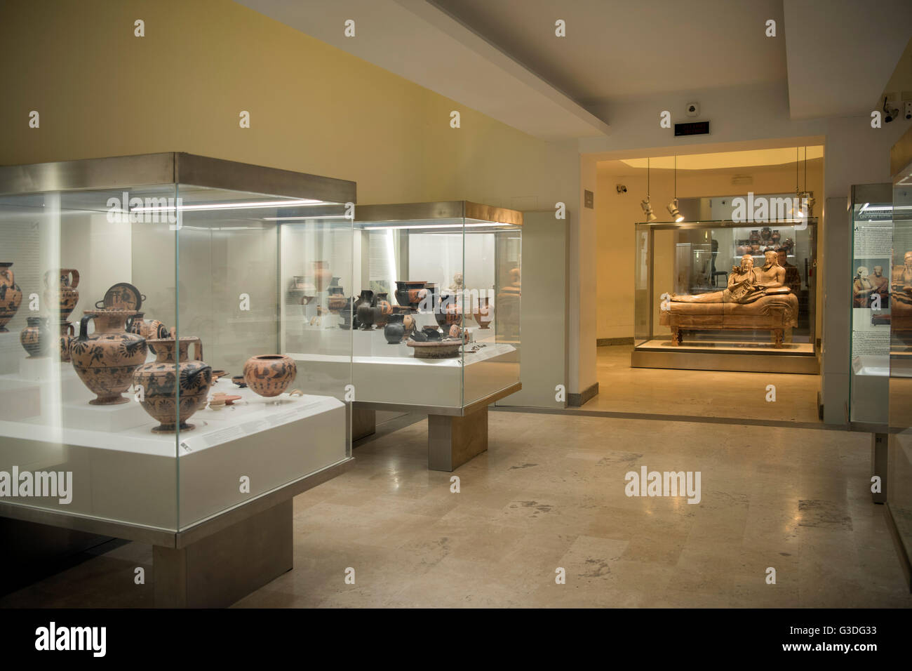 Italien, Rom, Museo Nazionale Etrusco di Villa Giulia, im Hintergrund der Sarcofago degli Sposi Stock Photo
