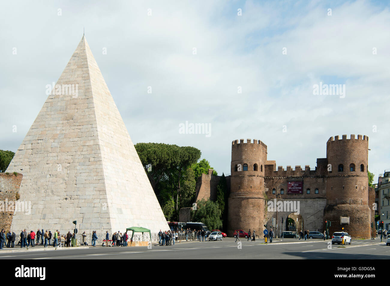 Italien, Rom, Via Ostiensis, Cestius-Pyramide (Pyramide des Caius Cestius) und Porta San Paolo, in der Antike unter dem Namen Po Stock Photo