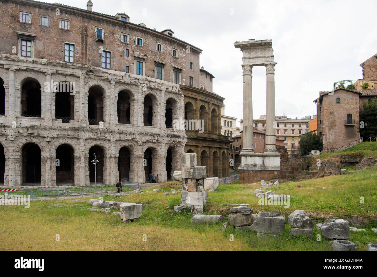 Italien, Rom, Tempel des Apollo Sosianus (Apollotempel), links das Marcellustheater Stock Photo