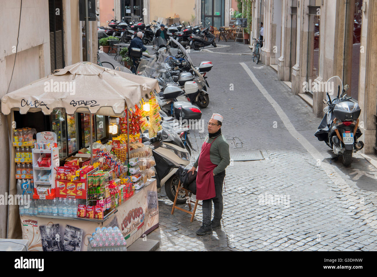 Italien, Rom, Kiosk in einer Altstadtgasse Stock Photo