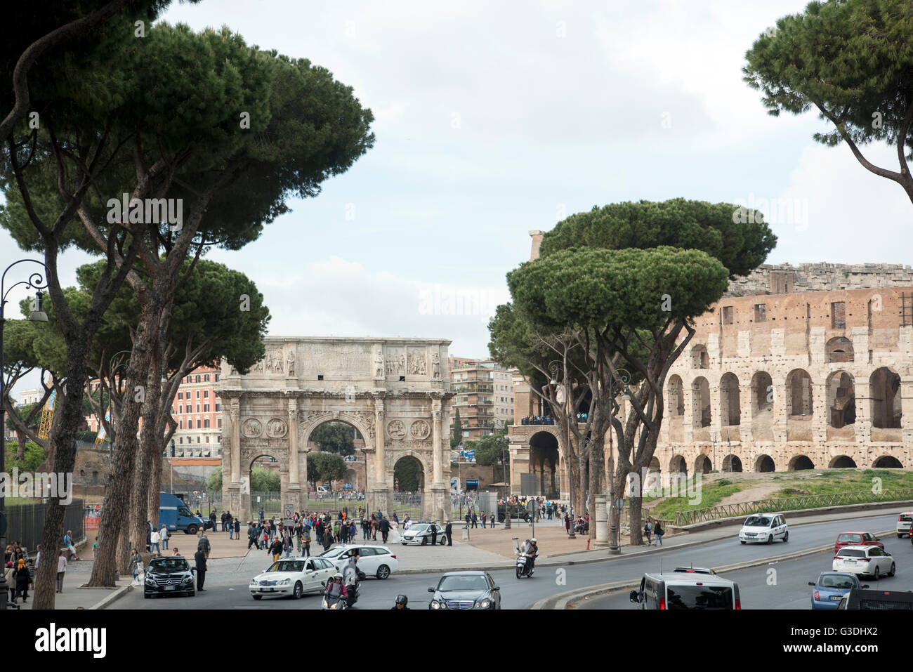 Italien, Rom, Konstantinsbogen und Kolosseum (rechts) Stock Photo