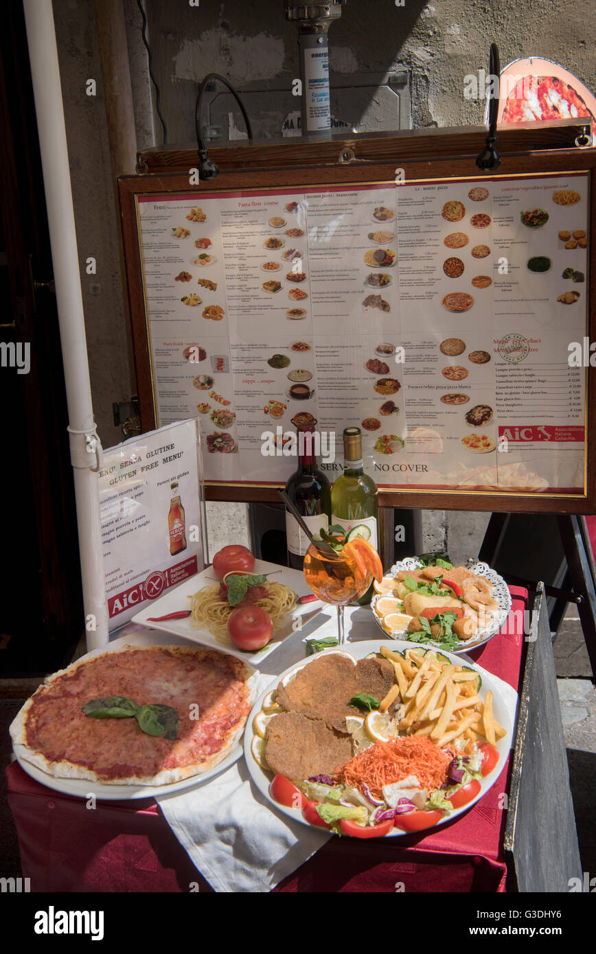 Italien, Rom, Plastikgerichte vor einem Restaurant Stock Photo