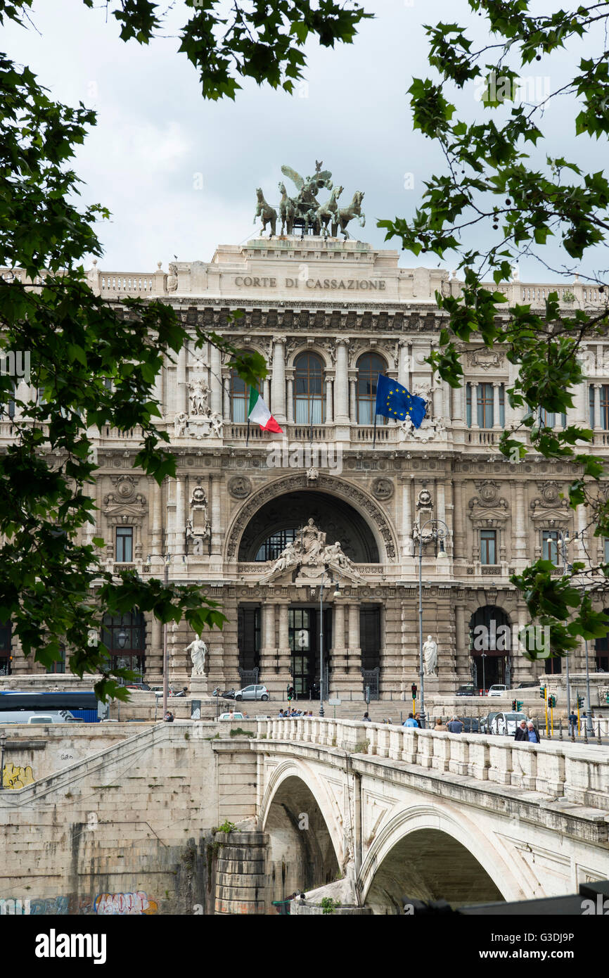 Italien, Rom, Prati, Palazzo di Giustizia (Justizpalast) am Tiberufer mit Ponte Umberto I. Stock Photo