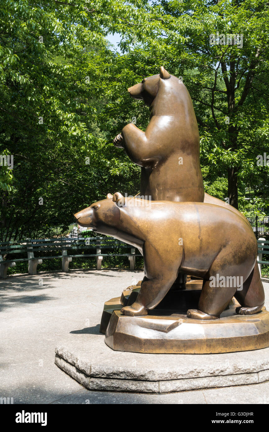 Three bears statue hires stock photography and images Alamy