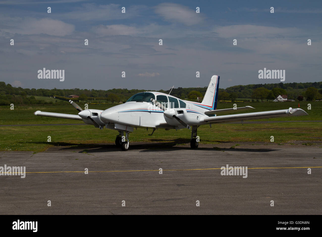 Twin engined light aircraft hires stock photography and images Alamy