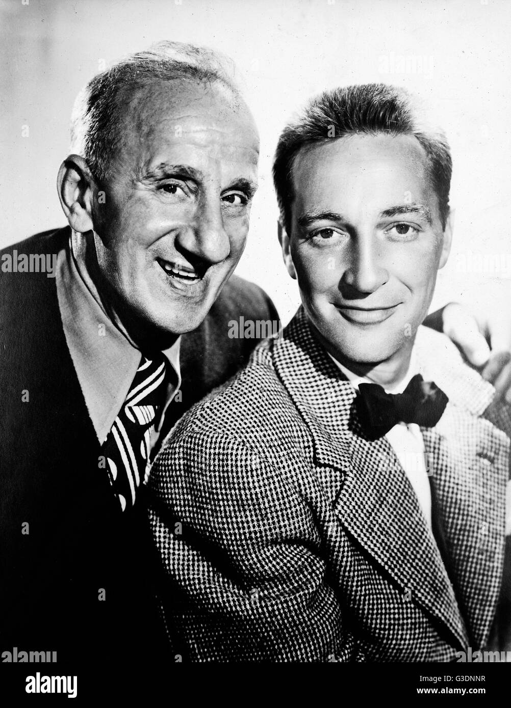 Die Sänger und Komiker Garry Moore (rechts) und James 'Jimmy' Durante, USA 1950er Jahre. Stock Photo