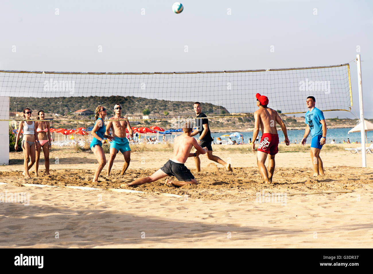 Group young people beach hi-res stock photography and images - Alamy