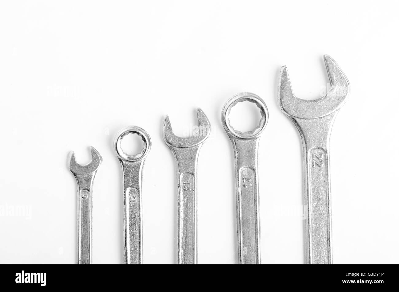Many wrench of different sizes aligned from smallest to biggest