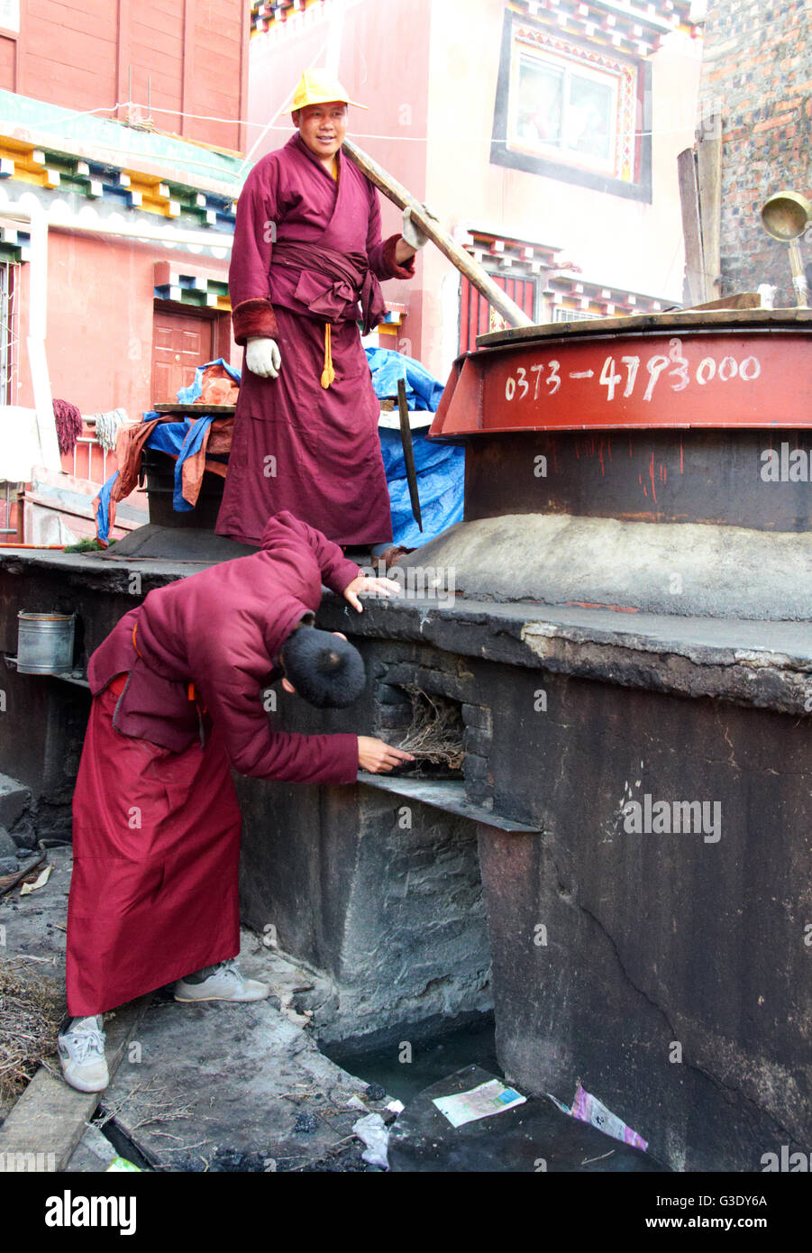 Buddhist monks cooking food in Larung Gar Stock Photo
