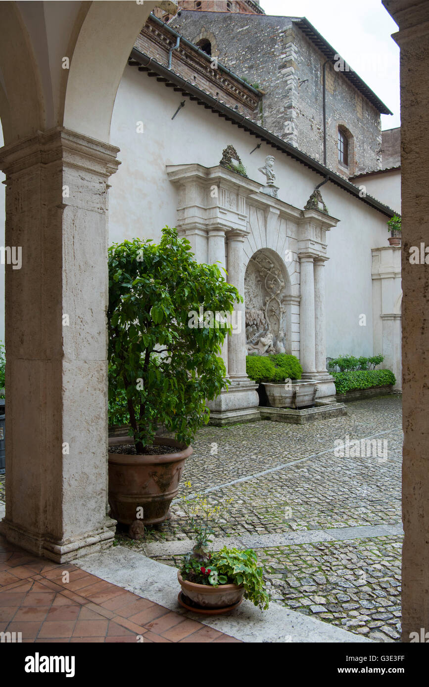 Italien, Latium, Tivoli, Villa d’Este, Kreuzgang des ehemaligen Benediktinerklosters, das von Kardinal Ippolito II. d’Este (1509 Stock Photo