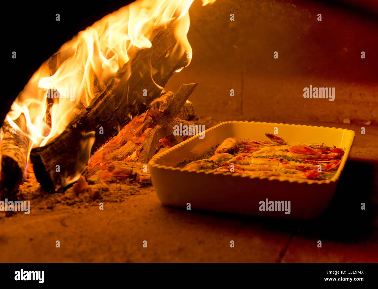 Wood fired oven hires stock photography and images Alamy