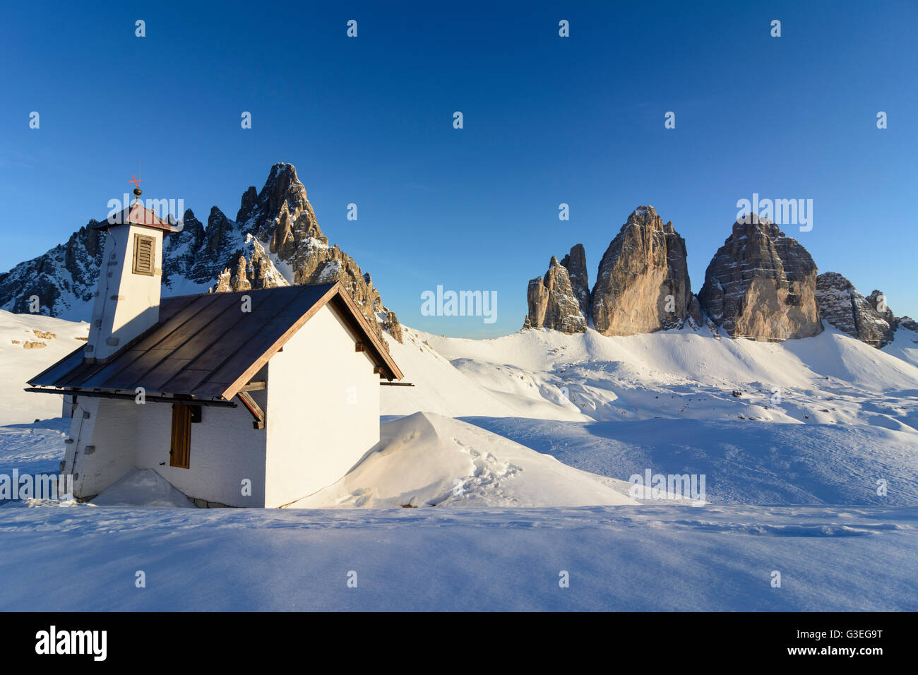 Paternkofel, Tre Cime , Drei Zinnen hut and chapel, Italy, Bozen (Südtirol), South Tyrol, Alto Adige, Naturpark Drei Zinnen, Tre Stock Photo