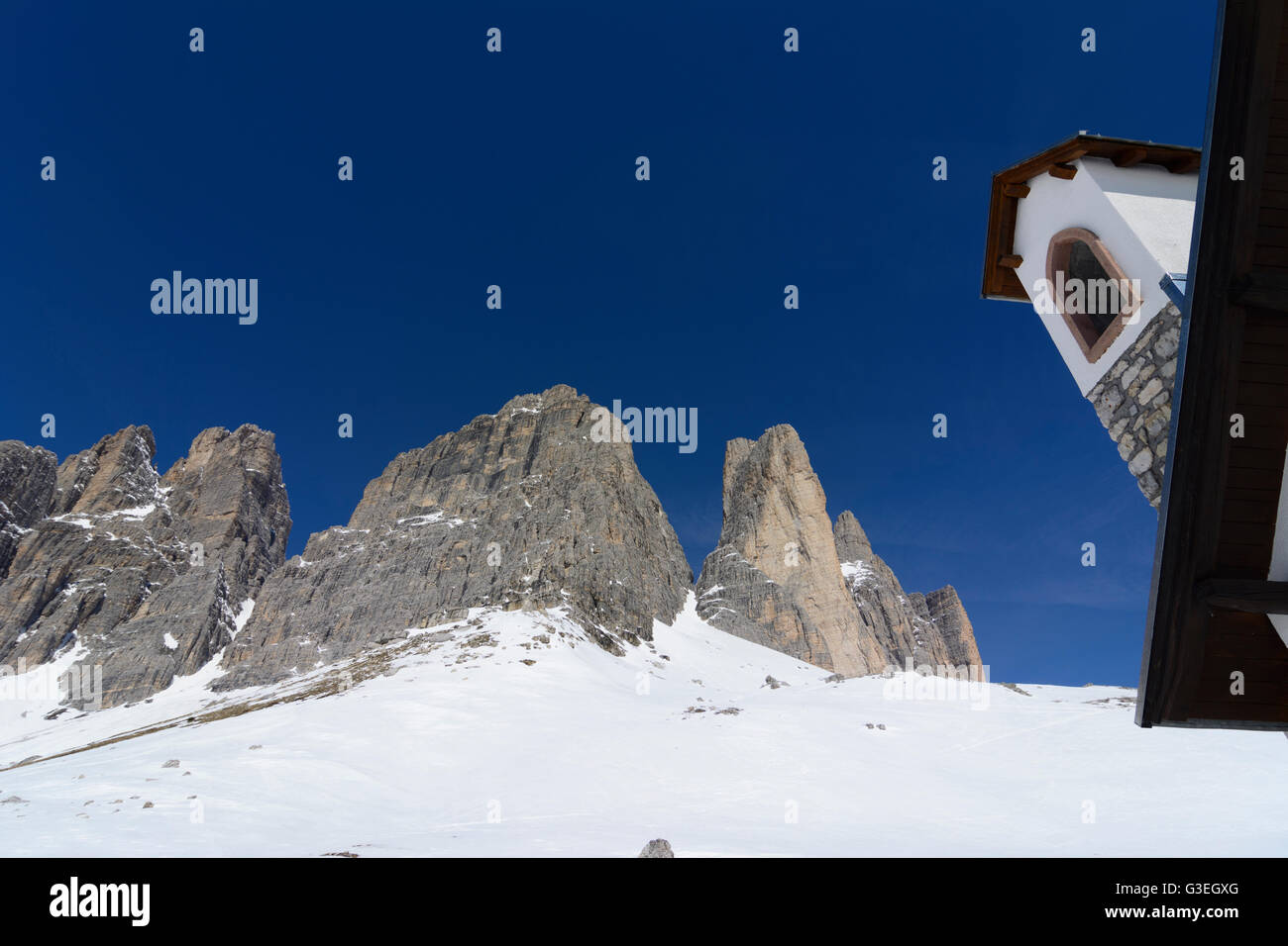 Drei Zinnen, Tre Cime, chapel Capella d. Alpini, Italy, Belluno, Naturpark Drei Zinnen, Tre Cime di Lavaredo, Dolomites, Sextner Stock Photo