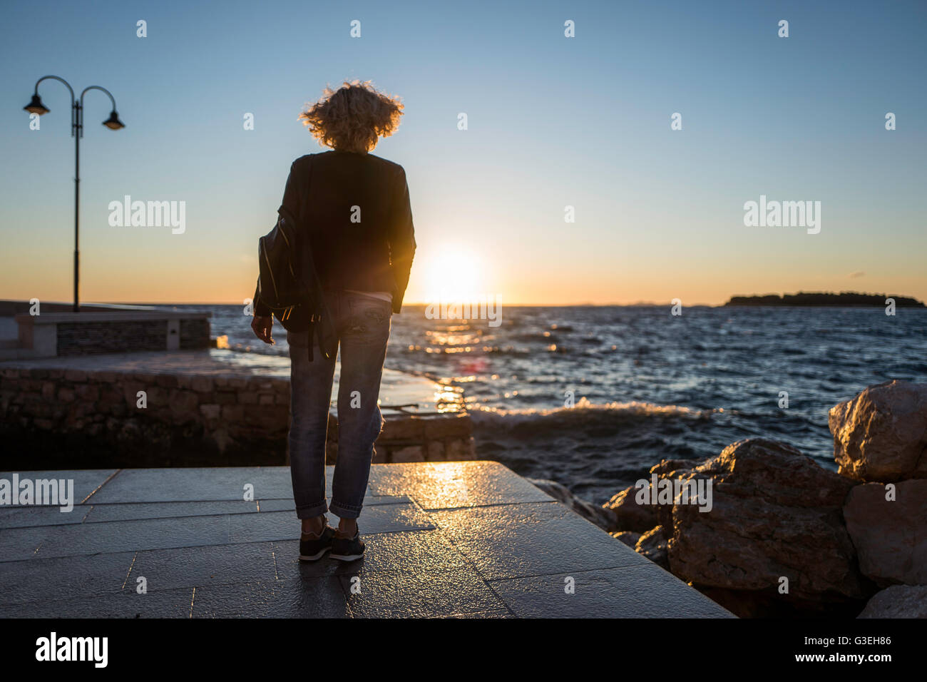 Girl watching sunset hi-res stock photography and images - Alamy