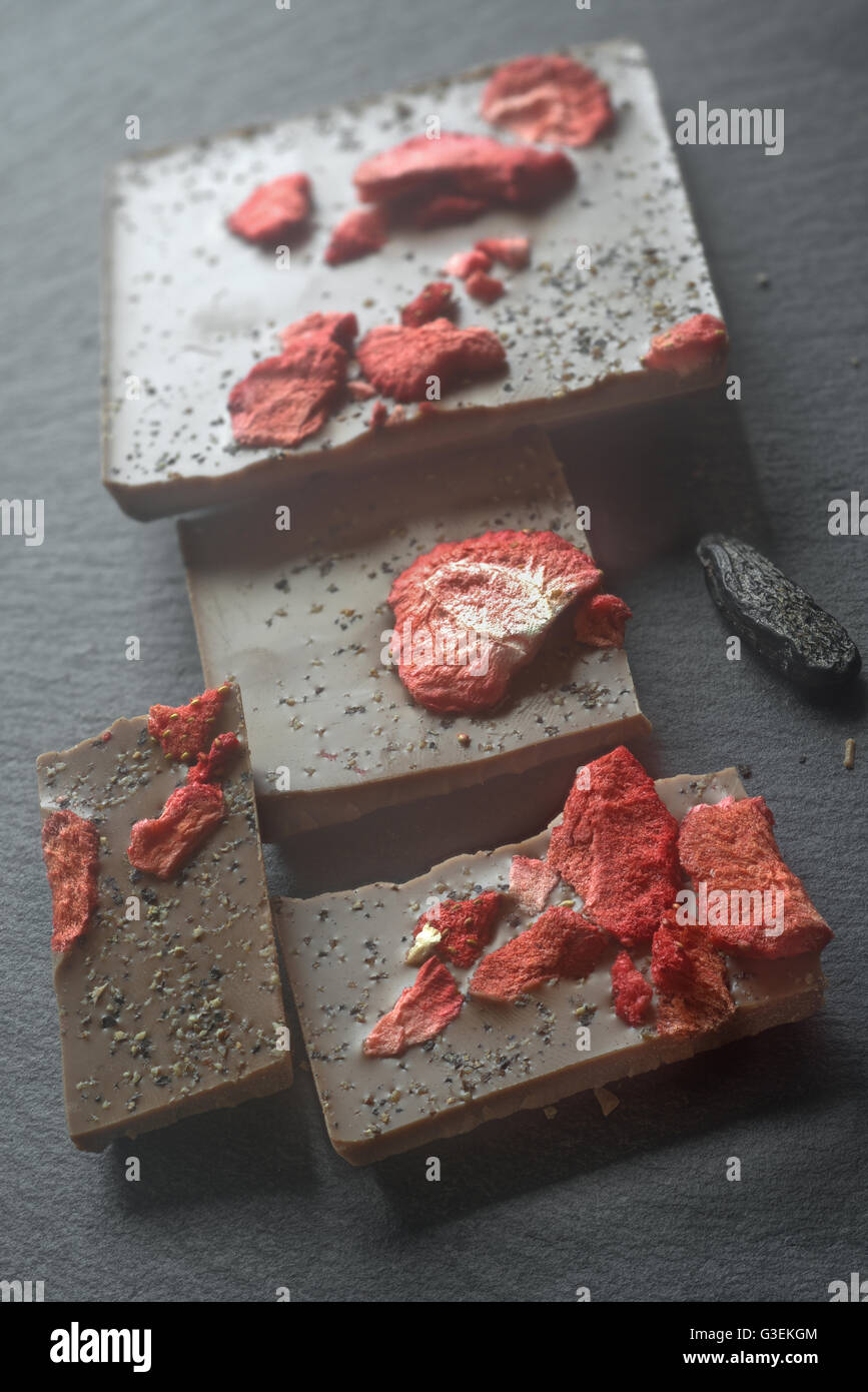 Selbstgemachte Schokolade mit lyophilisierten Erdbeeren und Tonkabohnen, duftet nach Erdbeeren und Waldmeister Stock Photo
