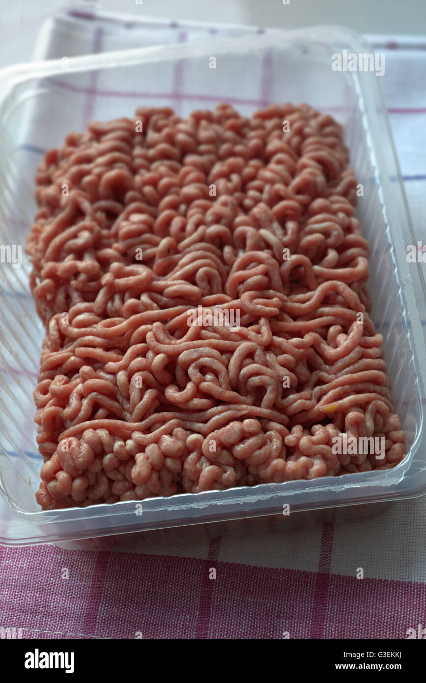 Hackfleisch fom Schwein und Rind. Teilweise unscharf. Minced raw  meat, beef and pork Stock Photo