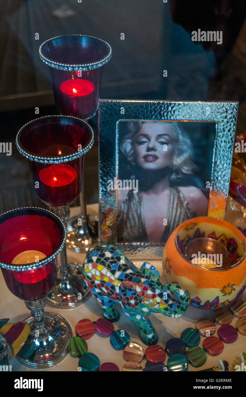 Image of Marilyn Monroe used as a design accessory in a gift store in Bendigo, Victoria, Australia Stock Photo