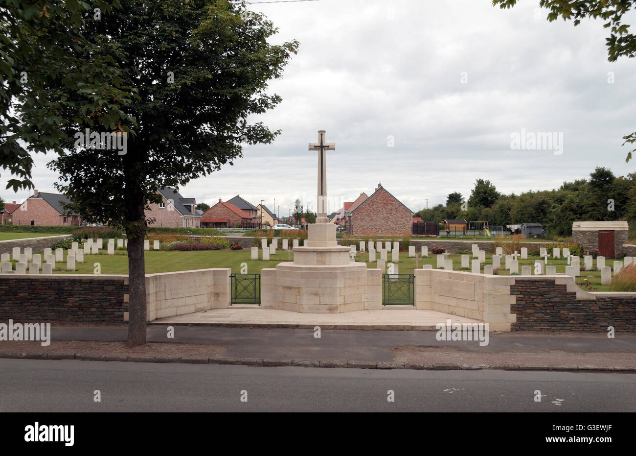 Cross of Sacrifice and headstones in the CWGC Fosse 7 Military Cemetery (Quality Street), Mazingarbe, Pas de Calais, France. Stock Photo