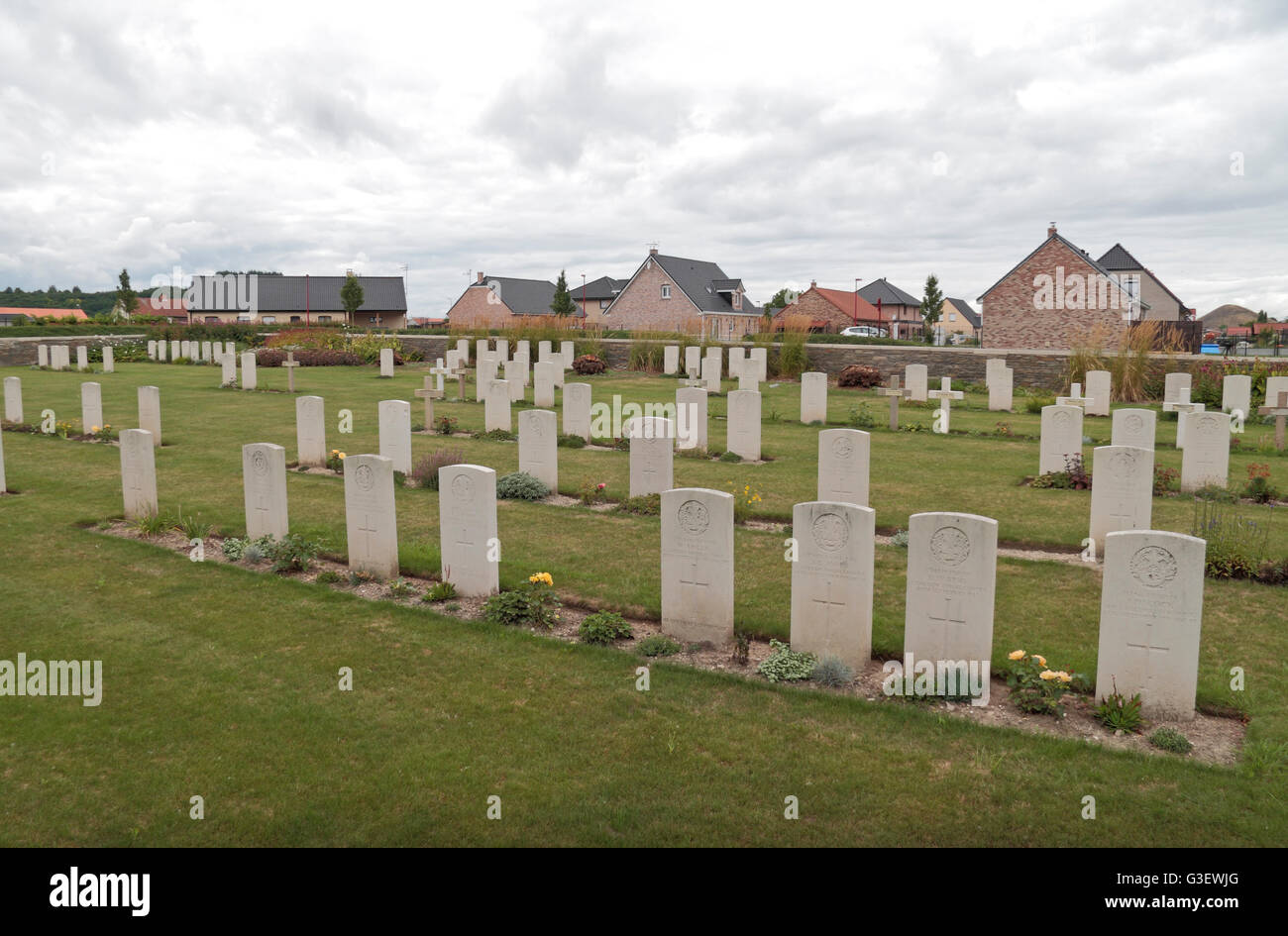 Headstones in the CWGC Fosse 7 Military Cemetery (Quality Street), Mazingarbe, Pas de Calais, France. Stock Photo