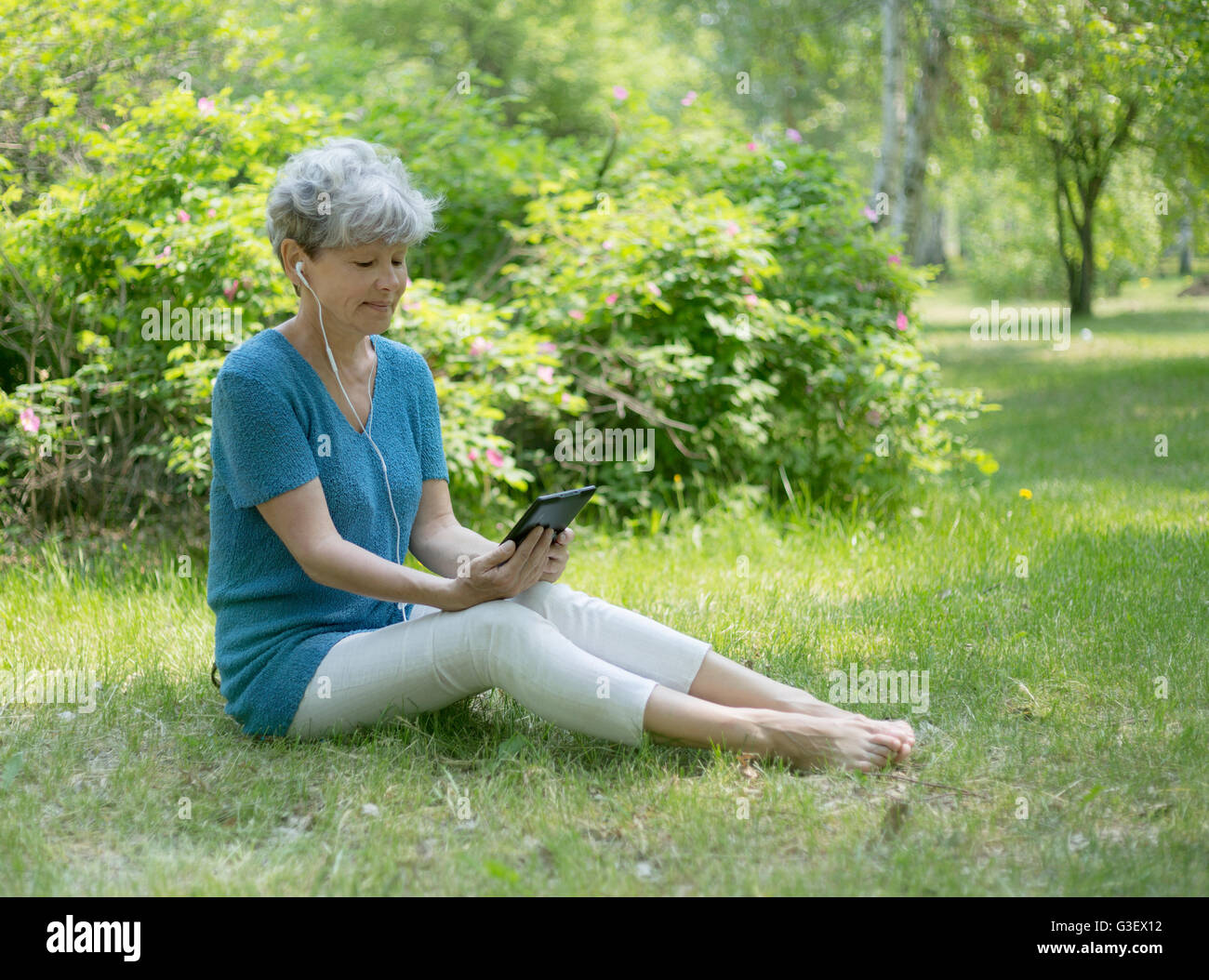 Profile senior woman hi-res stock photography and images - Alamy