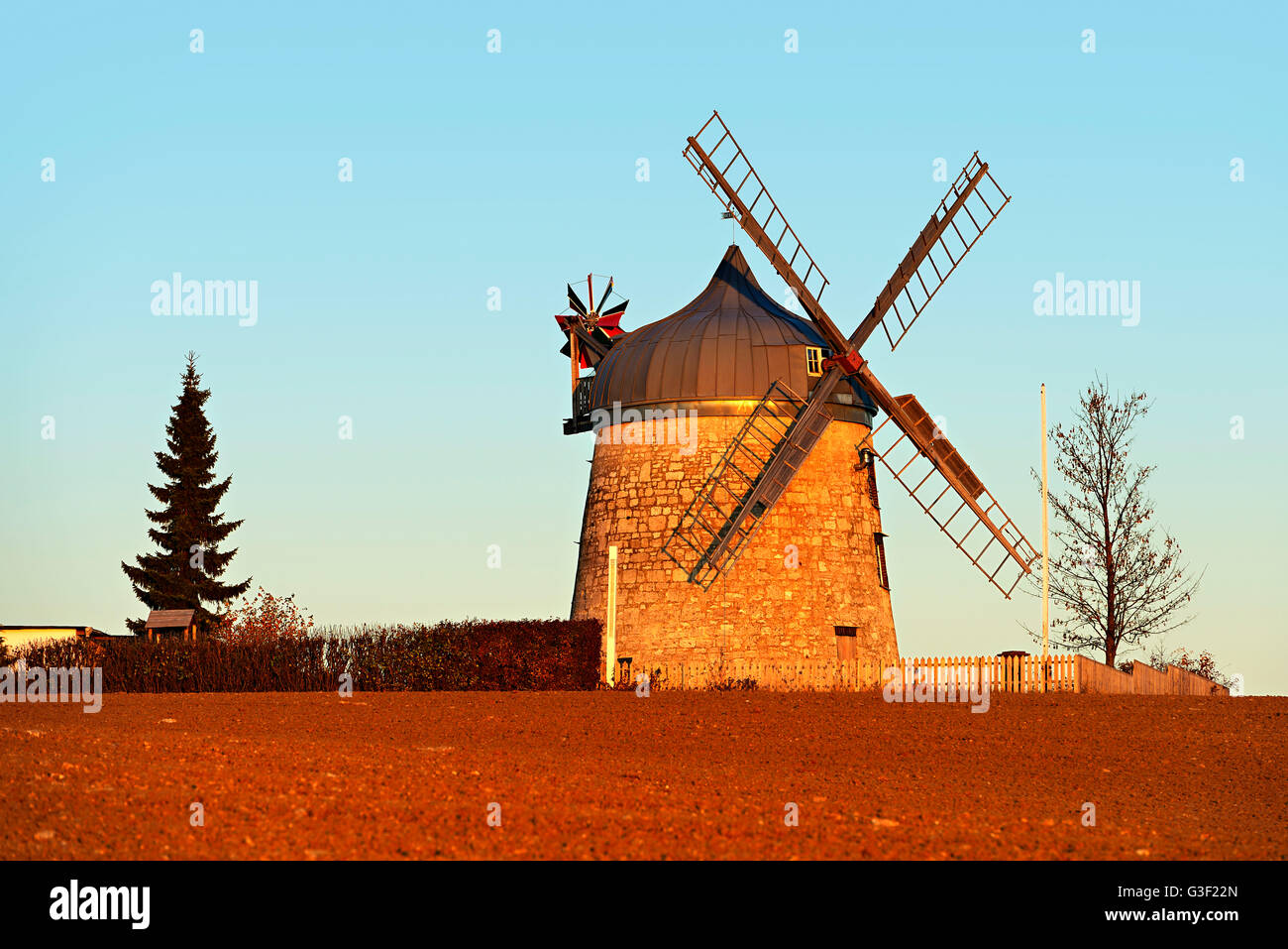 Germany, Saxony-Anhalt, Naumburg, Bad Kösen, Tultewitz, windmill, evening light Stock Photo