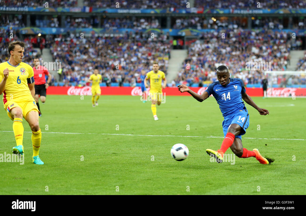 France's Blaise Matuidi (right) in action with Romania's Vlad Chiriches during the UEFA Euro 2016, Group A match at the Stade de France, Paris. Stock Photo