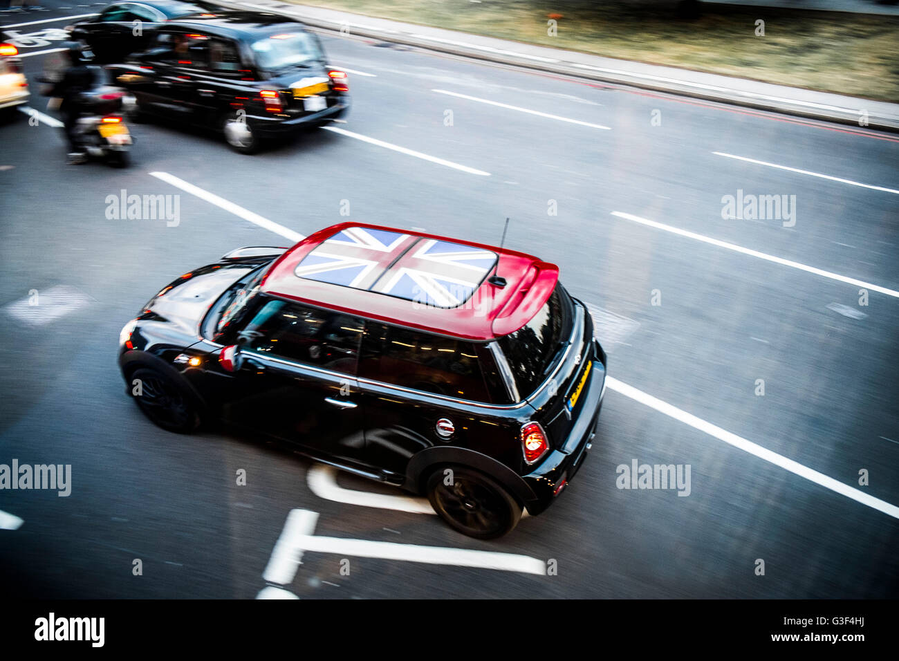 Avenue traffic london hi-res stock photography and images - Alamy