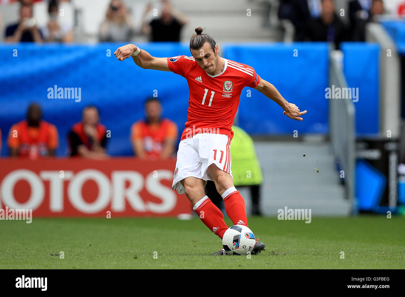 Wales' Gareth Bale scores his side's first goal of the game during the UEFA  Euro 2016, Group B match at the Stade de Bordeaux, Bordeaux Stock Photo -  Alamy
