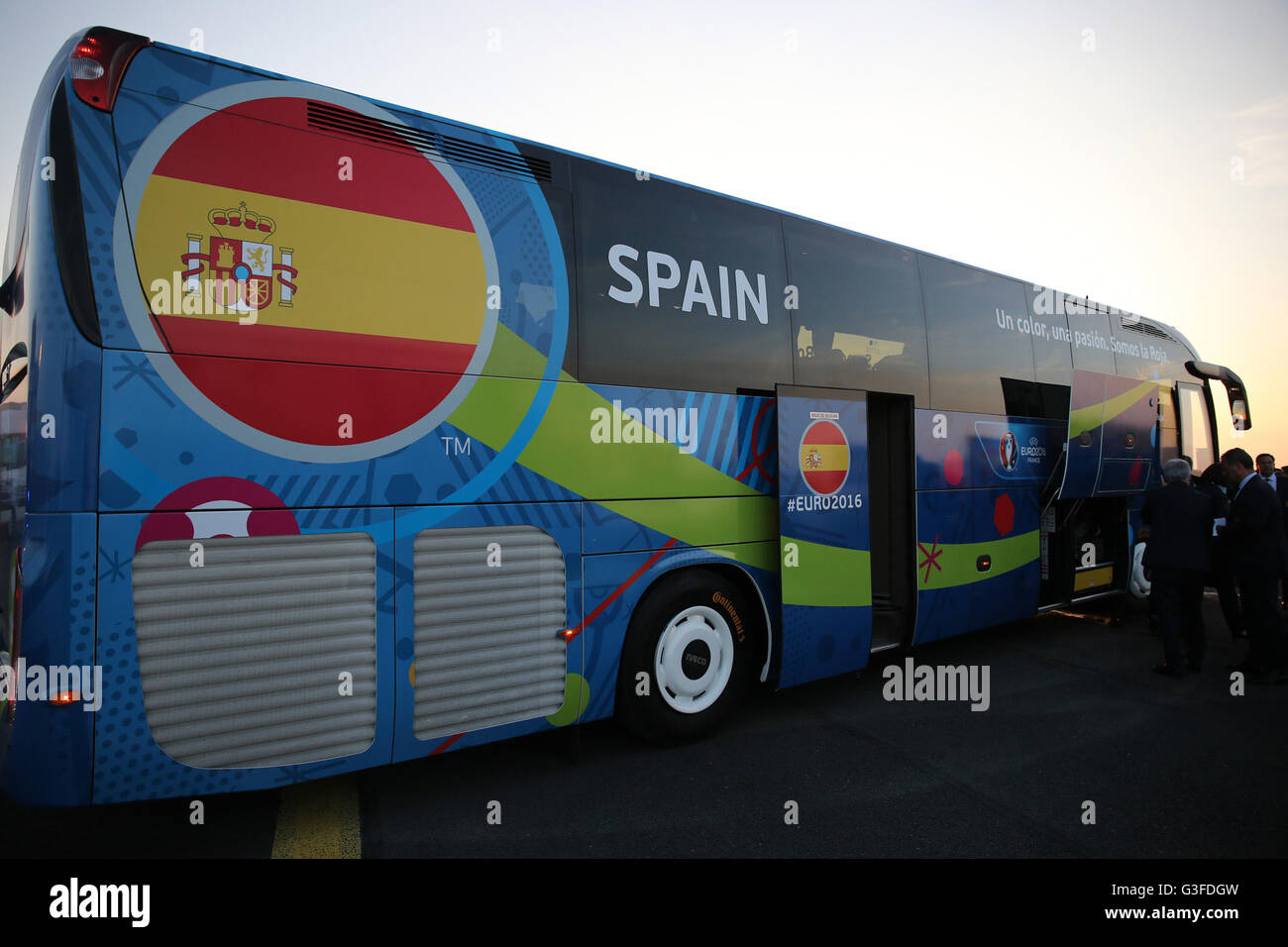 La Rochelle, France. 08th June, 2016. The Spanish mens national football team arrive in La Rochelle ahead of their participation in the Euro 2016 football tournament. The official travel bus © Action Plus Sports/Alamy Live News Stock Photo