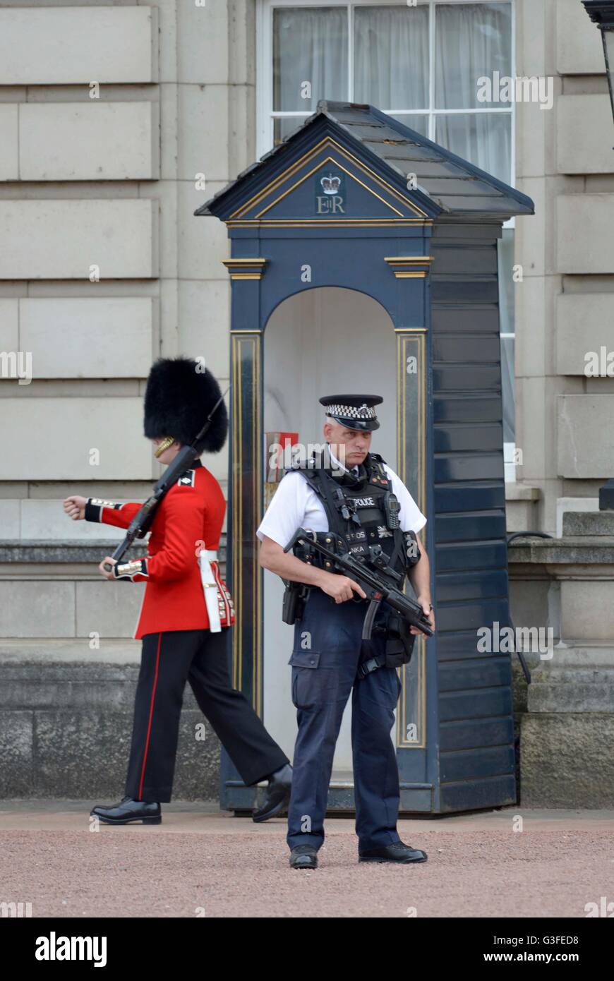 Police and Royal Guard at Buckingham Palace, London, Britain, UK Stock