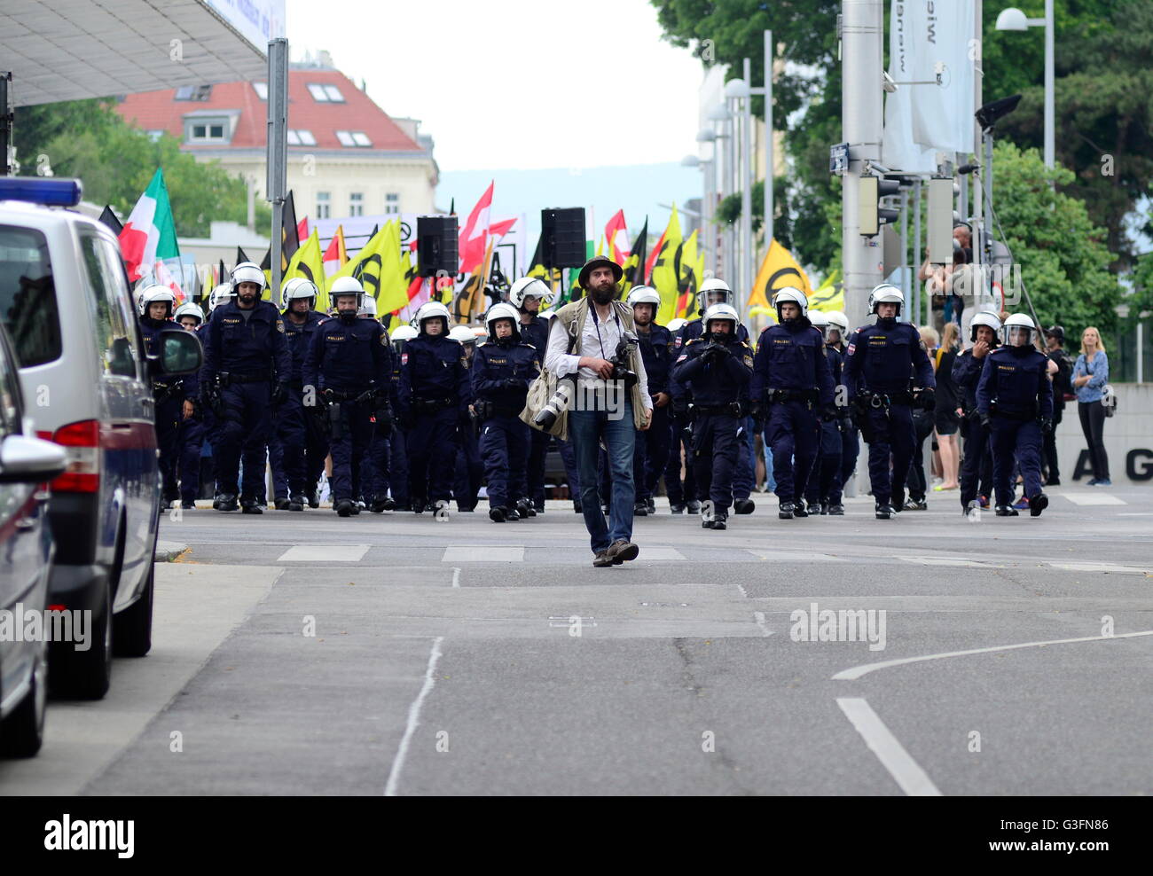 Vienna, Austria. 11th June, 2016. The demonstration of thethe identitarian was a massive police presence to accompany the demonstration in front of the left counter-demonstrators to protect. Activists of identitary have for 'a free and strong Europe of the future' demonstrated  in Vienna. Credit:  Franz Perc / Alamy Live News Stock Photo