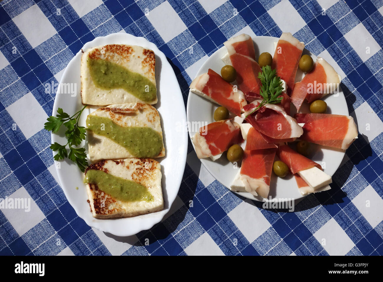 A picture dated 20 May 2016 shows ham and fried goat cheese with Mojo verde, a Spanish sauce with herbs, garlic, vinegar and oil - a typical Palmeric dish - on the Canary island of La Palma, Spain. Photo: Jens Kalaene - NO WIRE SERVICE - Stock Photo