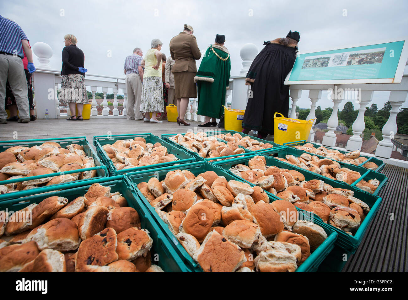 Abingdon Oxfordshire, UK, 11th June 2016. Town leaders throw buns from the roof of the County Hall Museum to throw 4,500 buns to the crowd gathered below to celebrate the Queen's 90th birthday. Credit:  Damian Halliwell/Alamy Live News Stock Photo